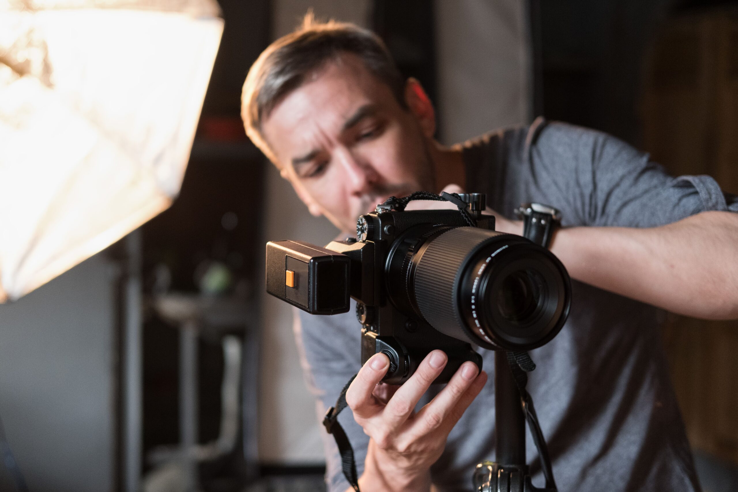 vecteezy_photographer-in-the-process-of-shooting-in-the-studio_6481978